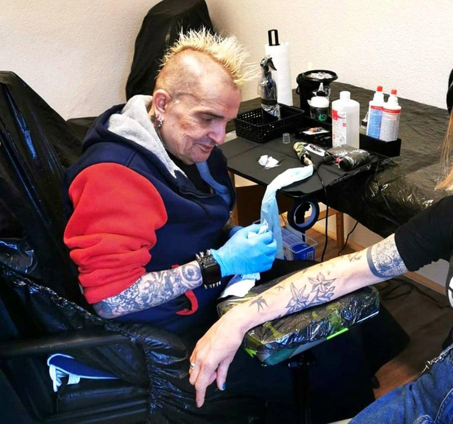 Good Karma Tattoo, Milos bei der Arbeit